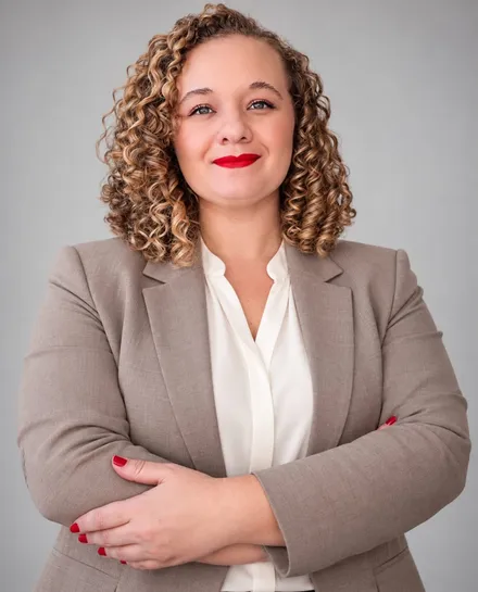 Luciene Bella de blazer, de braços cruzados
