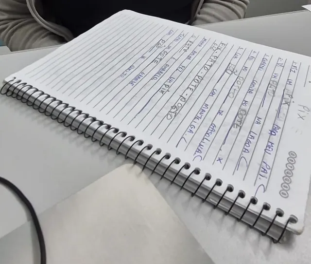 Caderno com frases escritas à mão sobre a mesa de terapia