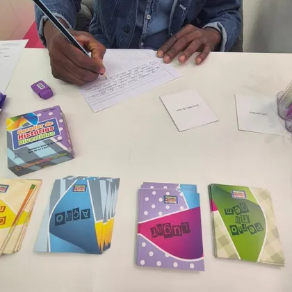 Paciente escrevendo uma história com cartas de personagem, ação e lugar