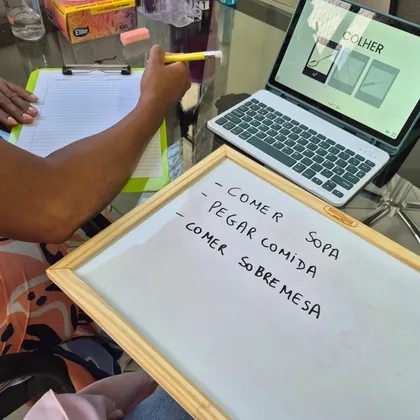 Mesa de terapia com tablet e quadro com frases